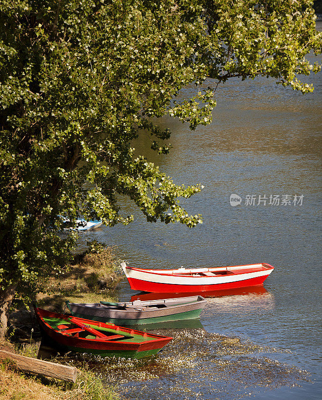 船，Sil河河岸，'O Barco de Valdeorras'。